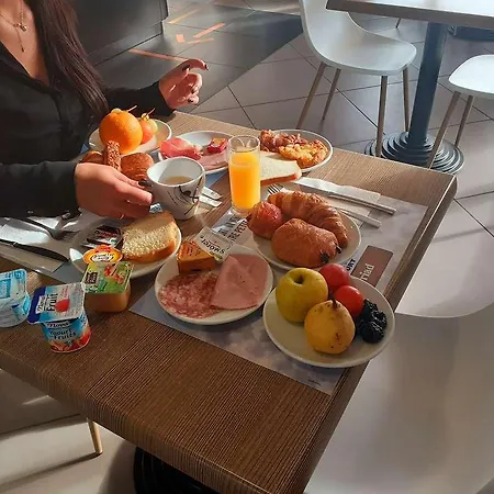 Kyriad - Aeroport Hotel 3*