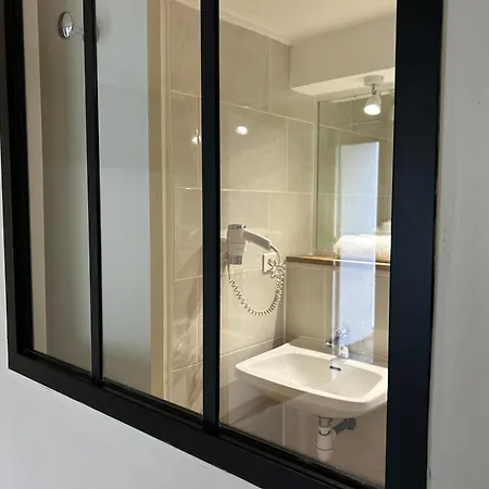 Kyriad - Aeroport Hotel 3*